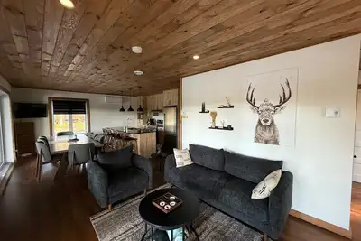 Image de Bienvenue dans votre havre de paix, un magnifique chalet niché en pleine nature.