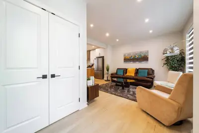 Image de Cozy Spacious 3 bedroom Retreat ~ Free parking • 2. 5 bath