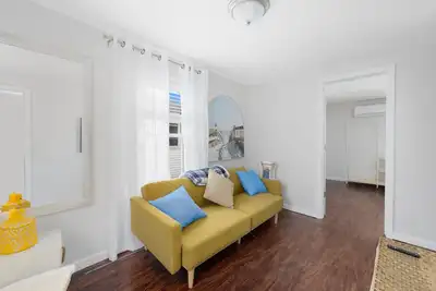 Image de 5 Minute Stroll to the Beach - Charming 3-bedroom in Narragansett with Ac