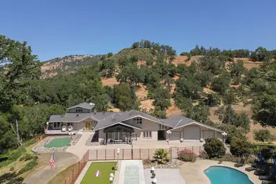 Image de Luxurious & Serene Estate: Sleeps 20, Pool, Games!