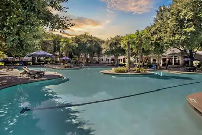 Image de Spacious 3br 3 Bath Ideal for Families, Groups & Ut Visitors, Pool + Courts