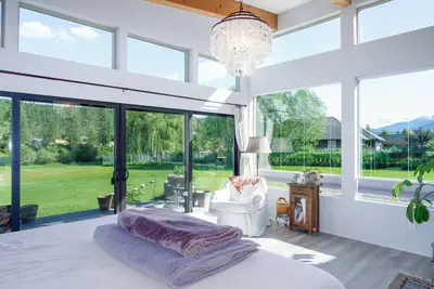 Image de Luxury Home on the Kootenai River with Panoramic Cabinet Mountain Views