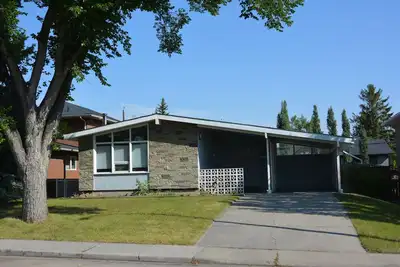Image de 4-bedroom 2-bath bungalow in Charleswood North West Calgary