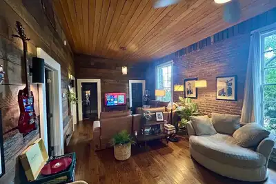 Image de Heartwood Loft B! A Unique Modern Cozy Loft in Downtown Eatonton