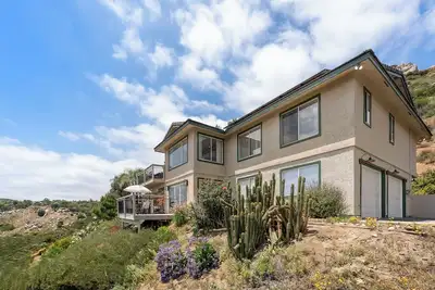 Image de 5-Bedroom Dual-Unit Retreat on 9. 5 Acres – Perfect for Multi-Family Stays