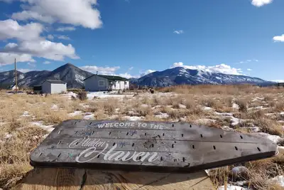 Image de Hidden Haven: Open Concept Inside, Dramatic Views Outside