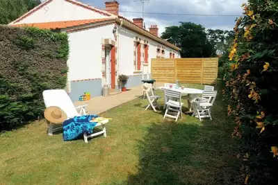 Image de Charmante Maison Rénovée avec Jardin, Terrasse, Barbecue – À 15 Min des Plages
