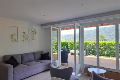 Residence with Pool and Beach (Morcote Romance)