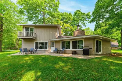 Image de 4br Charlevoix Getaway – Walk to Lake!