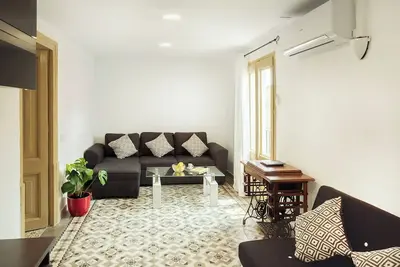 Image de Authentique charme catalan : Maison spacieuse de 3 chambres à coucher sur Las Ramblas