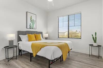 Image de CozySuites Glendale by the stadium with pool! 18