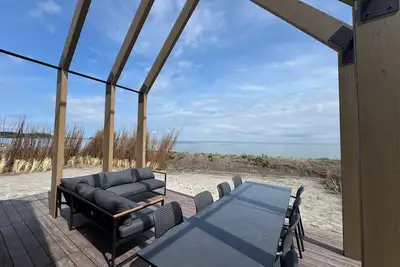 Beautiful BeachHouse on Enkhuizer beach with sea view and comfort