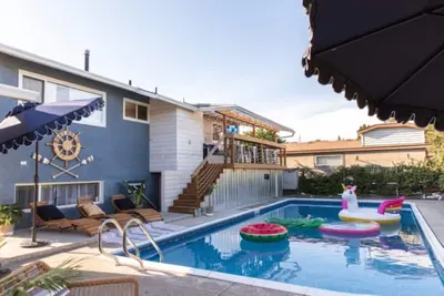 Image de Relax at a central Kelowna pool house with a private backyard oasis, outdoor bar & spacious layout over two levels. Walk or take a short drive to downtown cafés, shops, beaches & wineries, then come home to a quiet, stylish space.