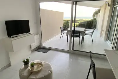 Image de Deux-pièces rénové près de la plage avec terrasse et parking