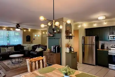Image de Throwback Lodge - Hot Tub - Pet Friendly