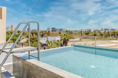 Image de Elegant apartment steps from the sea with pool