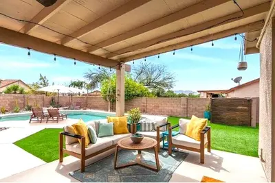 Image de 4-bedroom pool oasis in sunny Tucson. Book today, enjoy tomorrow