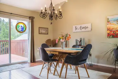 Image de Charming family home with amazing views 10 minutes to downtown