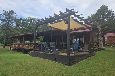 Image de 3 Br, 1-1/2 Ba Beaver Lake cabin and cottage with very easy access to the lake.