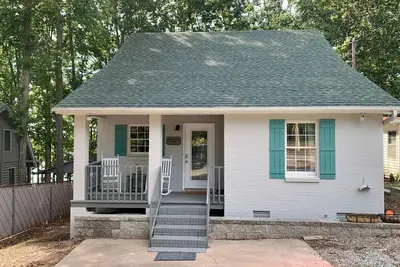 Image de Charming Lake Cottage with Sunset Views on Lake Hartwell