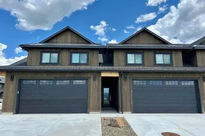 Image de Teton Duo • Side-by-Side Homes • Hot Tub • Walkable • 6 Bedrooms • Modern Luxury