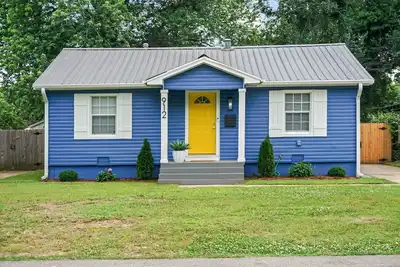Image de Charming Yellow Door House | Steps from Ou