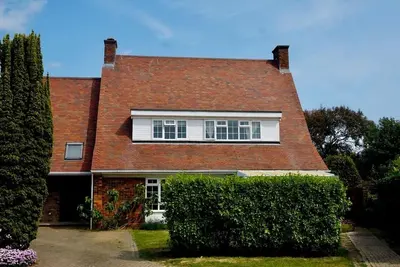 Image de Colourful Coastal Retreat. Six bedroom family home next to West Wittering beach.
