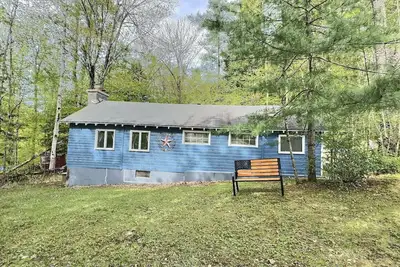 Image de Newly Renovated 2 bedroom + Loft cabin with WiFi at the Lake!