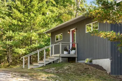 Image de Nestled in the woods, this private detached Guest House is a perfect getaway!