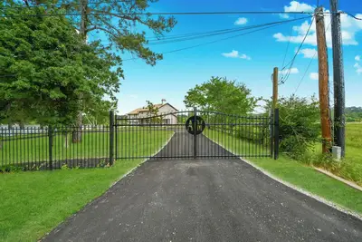 Image de Lakeside bliss awaits your stay!