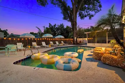 Image de 5br~Huge Backyard~Minigolf~Heated Pool~Outdoor Projector~Gameroom~Fios WiFi