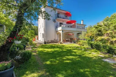 Image de Appartement de vacances avec climatisation et barbecue, entouré de verdure