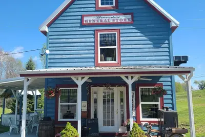 Image de Brownstone Mill by the Pond