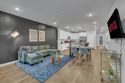 Image de Luxe King 4 Br Townhouse Mins to Dwtn Durham!