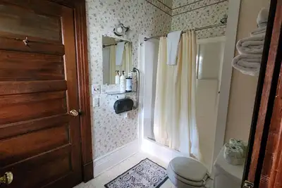Image de Experience a 12-room historic home on Lake Manistique with your own private chef