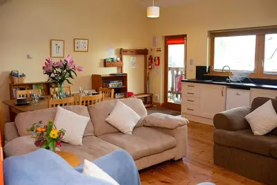 Image de Robin's Perch Eco Lodge Apartment, Lampeter