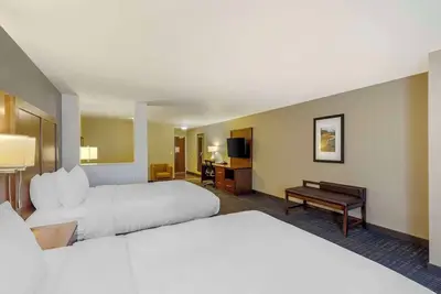 Image de Spacious Suite Perfect for Family Fun and Relaxation Near Loveland Sports Park