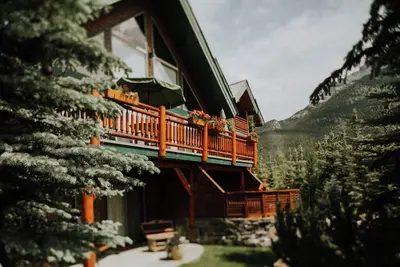 Image de Exclusive Luxury Inn with Gourmet Dining, Hot Tub & Mountain Views in Canmore
