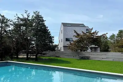 Image de Private island retreat in Katama: pool, gourmet kitchen + stunning ocean views.