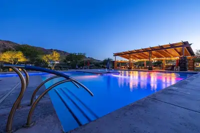 Image de Brand New Modern Gated 3br Retreat – Pool, Jacuzzi, Gym & Stunning Views