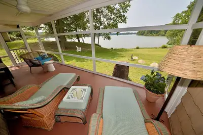 Image de Eastern shore beachfront cottage with stunning sunset views!