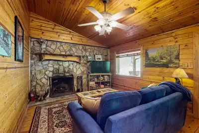 Image de Beautiful dog-friendly river view cabin with mountain views and private fire-pit