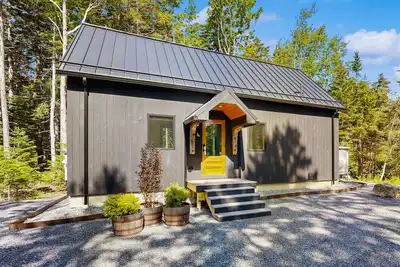 Image de Charming New Home with Hot Tub, Spacious Deck, Gas Grill, WiFi, and Washer/Dryer