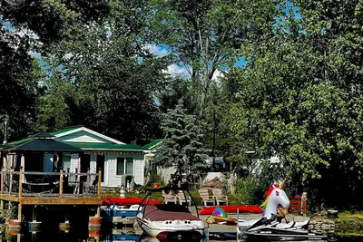 Image de Trendy Trent River Retreat Lake House @Trent River