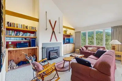 Image de Ski-in/ski-out condo w/ balcony, mountain and valley views, pool, fireplace