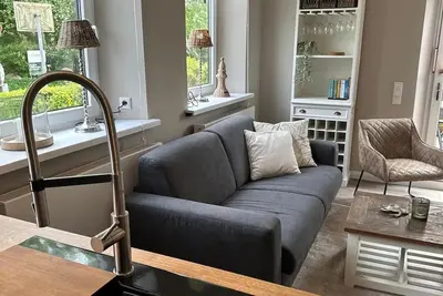 Image de Cozy Hamptons-style vacation apartment with large terrace