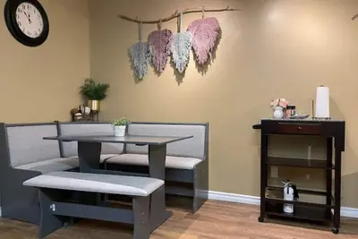 Image de Cozy & Private Self-Contained Suite in Armstrong