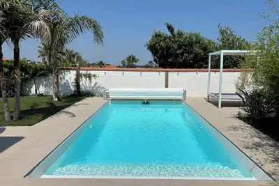 Image de Villa avec jardin esprit tropical, piscine avec lit baldaquin, à 300m du lac.