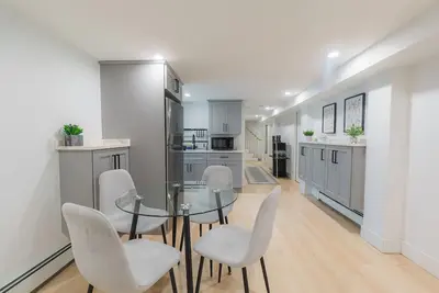 Image de Cozy 3-bedroom apartment with WiFi in Somerville