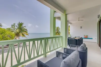 Image de 3 Bedroom Luxury Beachfront Condo Brand New Pool
